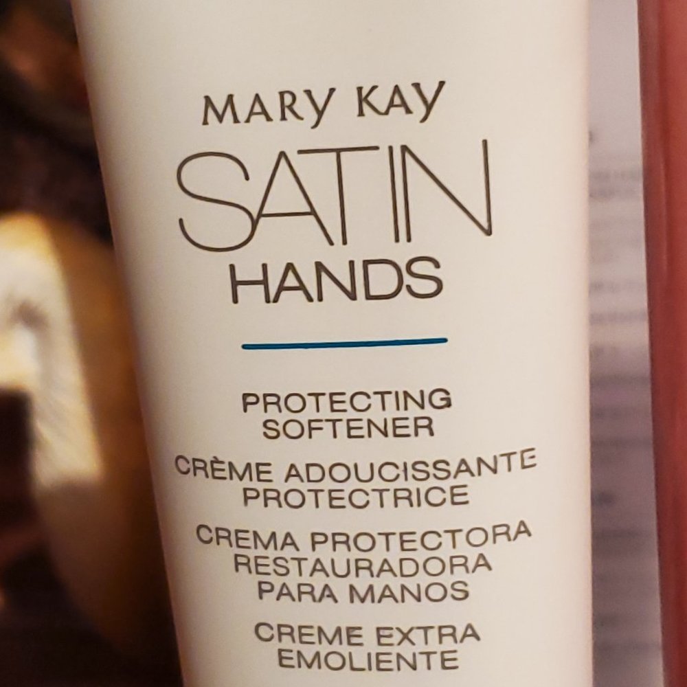 Blissful Pomegranate Satin Hands Set - Limited Edition - Mary Kay - Picture 3 of 5